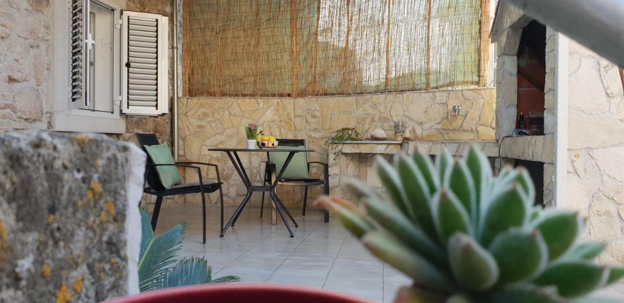 Studio Apartment Klaric Vis Buitenkant foto